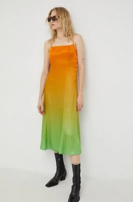 Zdjęcie produktu Samsoe Samsoe sukienka z domieszką jedwabiu kolor pomarańczowy midi rozkloszowana