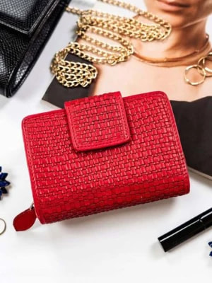 Zdjęcie produktu Skórzany portfel damski czerwony zamykany na zatrzask - Rovicky