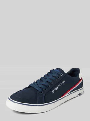 Zdjęcie produktu Sneakersy z paskami w kontrastowym kolorze model ‘Basic Canvas Stripe’ Tom Tailor