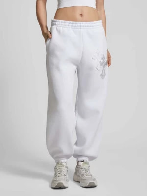 Zdjęcie produktu Spodnie dresowe o kroju regular fit z obszyciem kamieniami stras Review