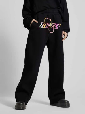 Zdjęcie produktu Spodnie dresowe o luźnym kroju z nadrukiem z logo — REVIEW X MATW