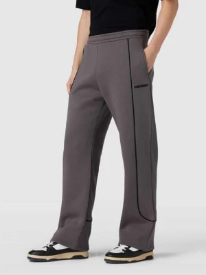 Zdjęcie produktu Spodnie dresowe z paskami w kontrastowym kolorze REVIEW