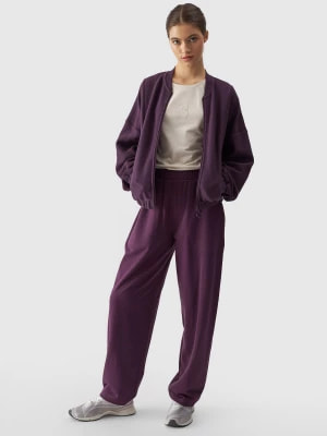 Zdjęcie produktu Spodnie dresowe z szerokimi nogawkami damskie - fioletowe 4F