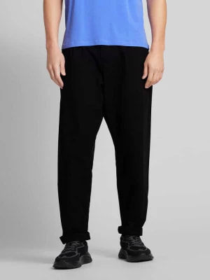 Zdjęcie produktu Spodnie o kroju regular fit z zakładkami w pasie i szlufkami na pasek thinking mu