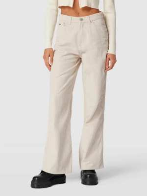 Zdjęcie produktu Spodnie sztruksowe z naszywką z logo model ‘Claire’ Tommy Jeans