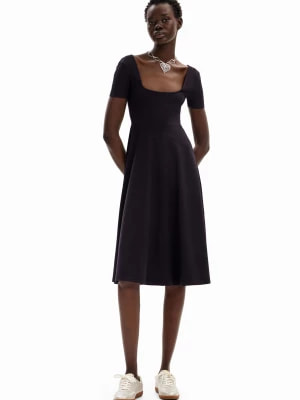 Zdjęcie produktu Gładka sukienka midi z krótkim rękawem Desigual