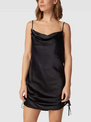 Zdjęcie produktu Sukienka mini z wiązanymi detalami model ‘Satin’ QS