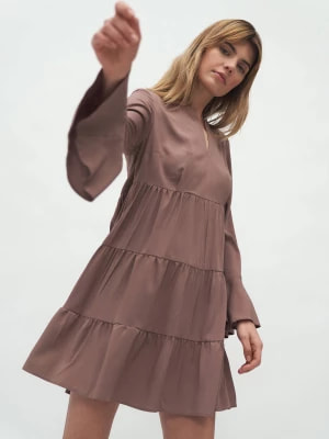 Zdjęcie produktu Sukienka wiskozowa z falbaną w kolorze mocca Merg