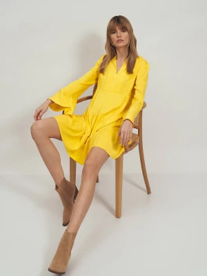 Zdjęcie produktu Sukienka wiskozowa z falbaną w kolorze żółtym Merg