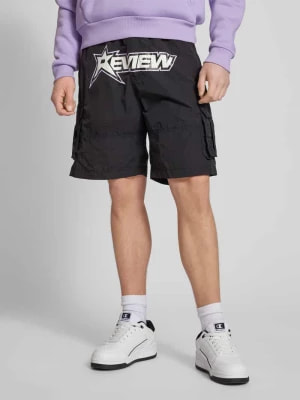 Zdjęcie produktu Szorty cargo o kroju regular fit z nadrukiem z logo REVIEW