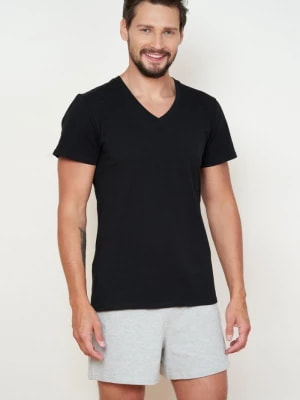 Zdjęcie produktu T shirt męski z dekoltem w serek - czarny bez nadruku Bohomoss - Luxurious Design