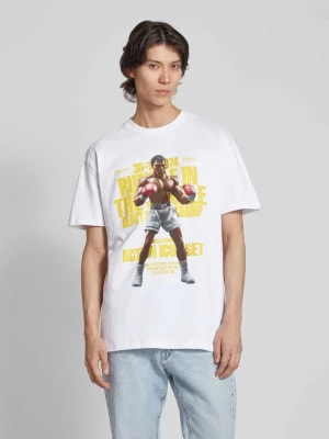 Zdjęcie produktu T-shirt o kroju oversized z nadrukiem z motywem i napisem model ‘Rumble’ mister tee
