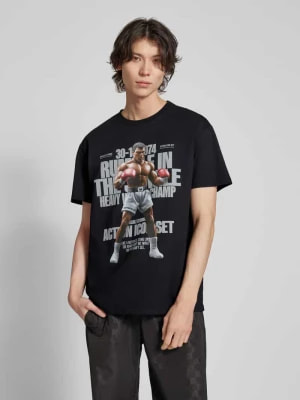 Zdjęcie produktu T-shirt o kroju oversized z nadrukiem z motywem i napisem model ‘Rumble’ mister tee