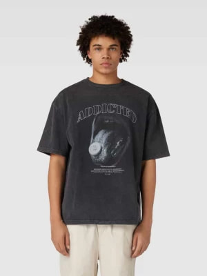 Zdjęcie produktu T-shirt z nadrukiem z logo i motywem model ‘ADDICTED’ No Bystanders