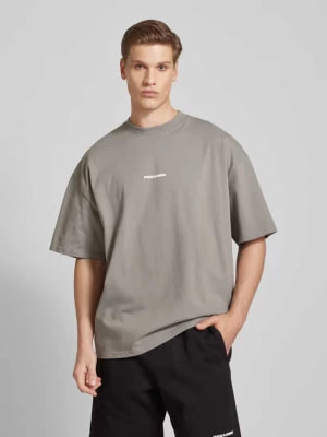 Zdjęcie produktu T-shirt z nadrukiem z logo model ‘BOXY’ Pegador