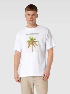 Zdjęcie produktu T-shirt z nadrukiem z motywem i logo model ‘Blurred Palm’ Colours & Sons