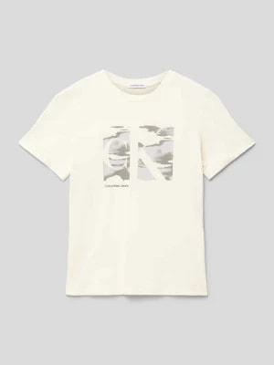 Zdjęcie produktu T-shirt z nadrukiem z motywem i logo model ‘SERENITY MONOGRAM’ Calvin Klein Jeans