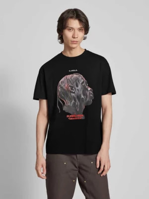 Zdjęcie produktu T-shirt z nadrukiem z motywem i napisem model ‘FLYING HIGH’ mister tee