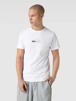 Zdjęcie produktu T-shirt z nadrukiem z motywem z tyłu model ‘Become the Change’ mister tee