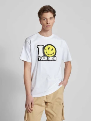 Zdjęcie produktu T-shirt z okrągłym dekoltem model ‘SMILEY YOUR MOM’ MARKET