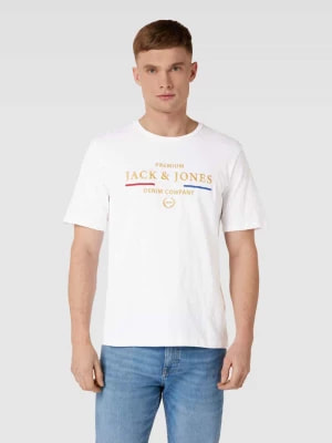 Zdjęcie produktu T-shirt z wyhaftowanym logo i motywem model ‘BLUTRAVIS’ Jack & Jones Premium