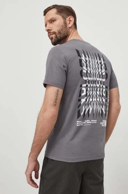 Zdjęcie produktu The North Face t-shirt bawełniany męski kolor szary z nadrukiem NF0A87ED0UZ1