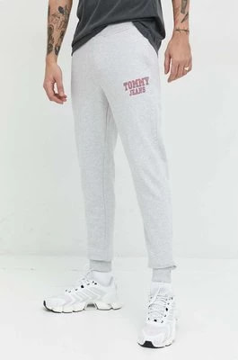 Zdjęcie produktu Tommy Jeans spodnie dresowe bawełniane kolor szary z nadrukiem
