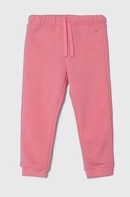 Zdjęcie produktu United Colors of Benetton spodnie dresowe bawełniane dziecięce kolor różowy gładkie