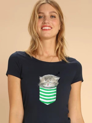 Zdjęcie produktu WOOOP Koszulka "Cat In The Pocket" w kolorze granatowym rozmiar: XL