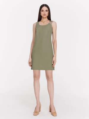 Zdjęcie produktu Zielona minimalistyczna sukienka z ozdobną sprzączką TARANKO