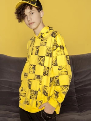 Zdjęcie produktu Żółta bluza dresowa oversize z kapturem z motywem szachownicy