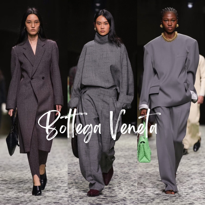 Pokaz mody jesień 2024. Modelki na wybiegu prezentują stylizacje Bottega Veneta w szarych odcieniach, takie jak płaszcz, spodnie, koszula, marynarka.