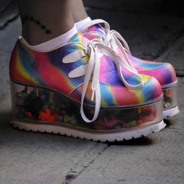 sneakersy kolorowe na platformie