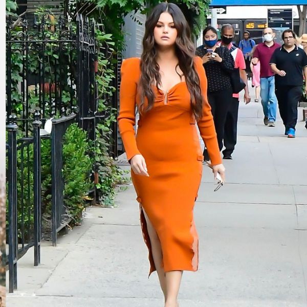 selena gomez w stylizacji z pomarańczową sukienką i szpilkami nude