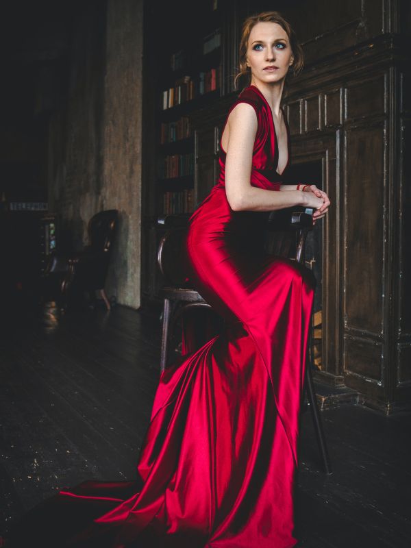 stylizacje na Sylwestra - czerwona satynowa suknia